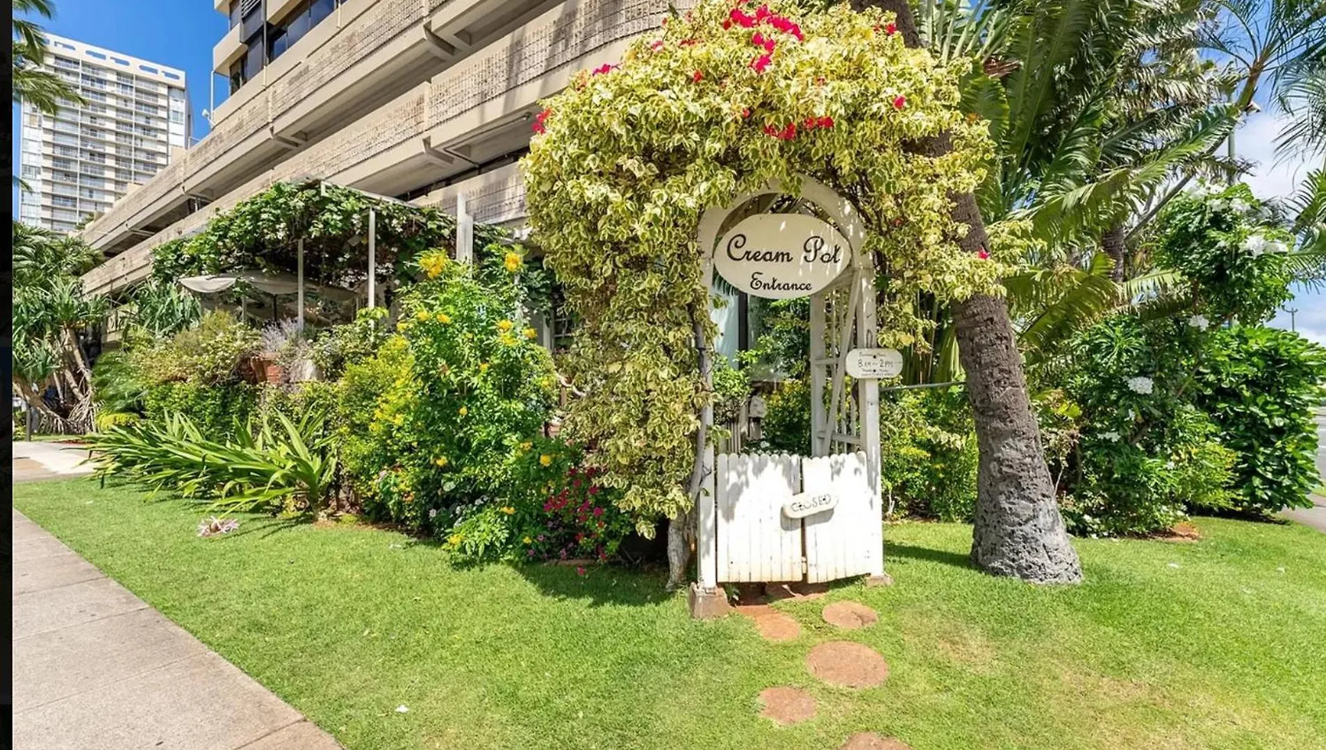 Waikiki Monarch Hotel Studio Near Waikiki - Mountain And City View - Full Kitchen Honolulu Apartment